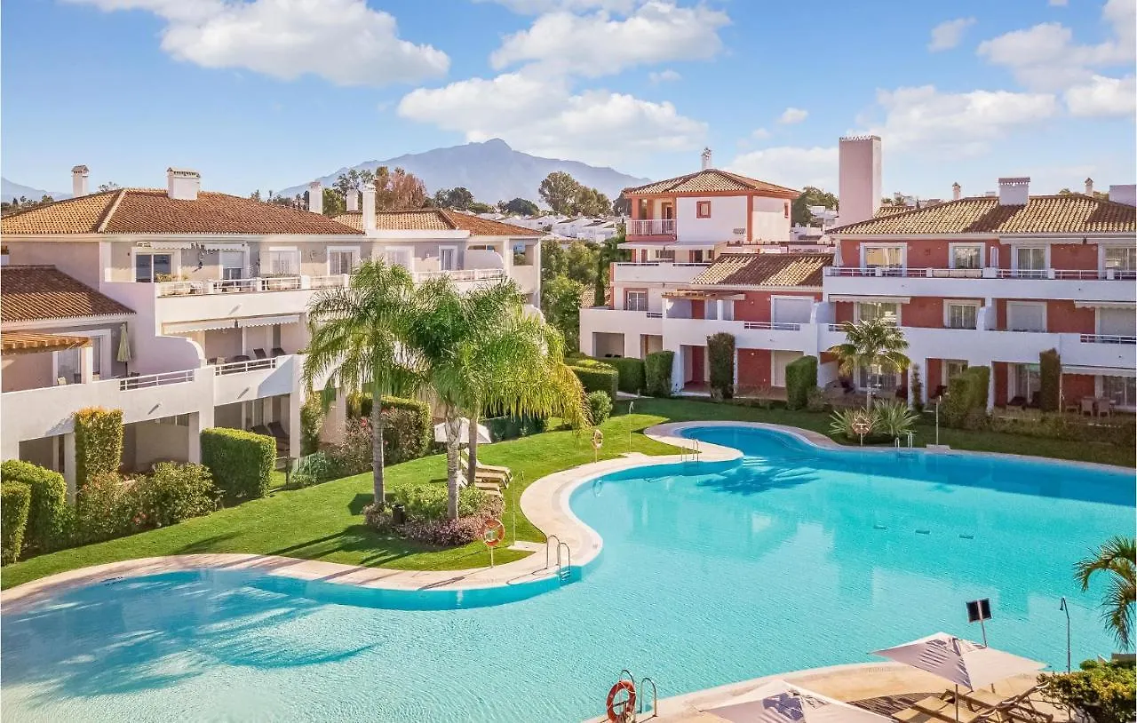 Stunning Apartment In Estepona With Kitchenette