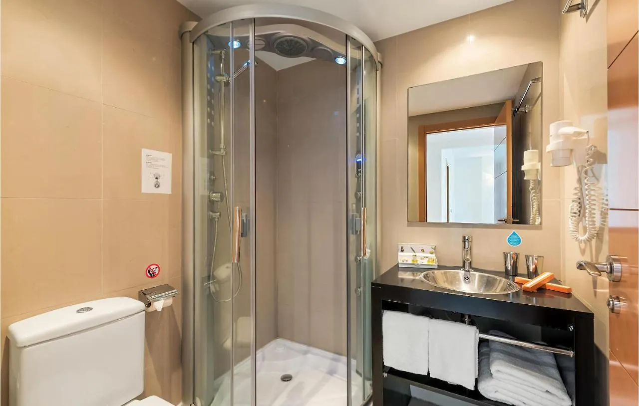Stunning Apartment In Estepona With Kitchenette 0*,
